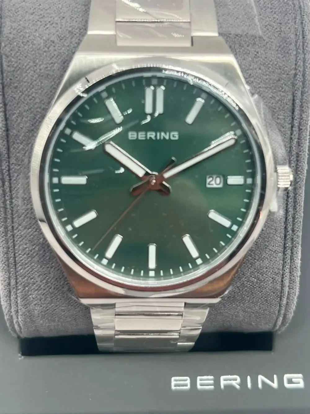 BERING Classic 17639-708 Men's Quartz Watch Green Dial Sapphire 40mm NEW